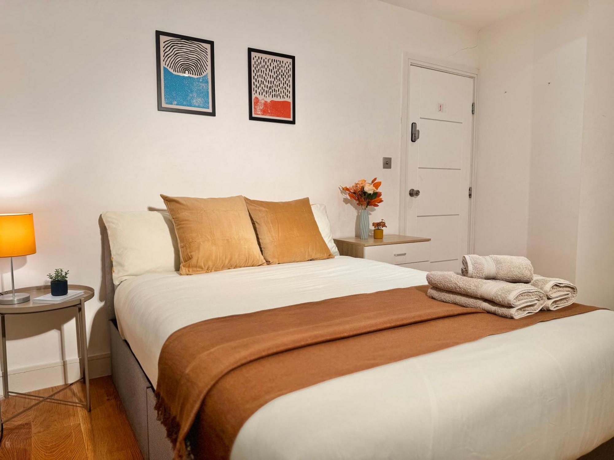 En-Suites With Free Parking 30Min To Central London Ngoại thất bức ảnh