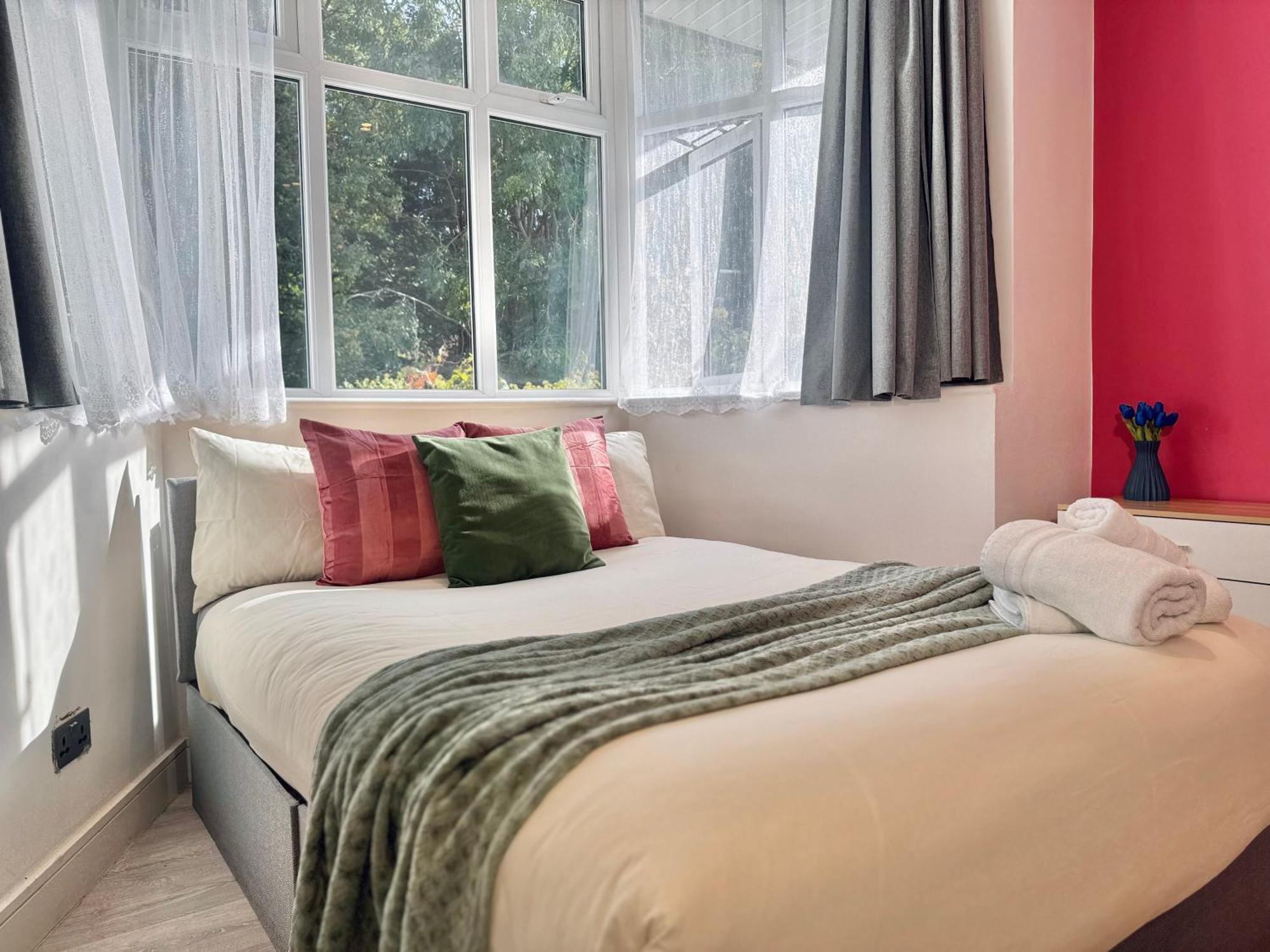 En-Suites With Free Parking 30Min To Central London Ngoại thất bức ảnh