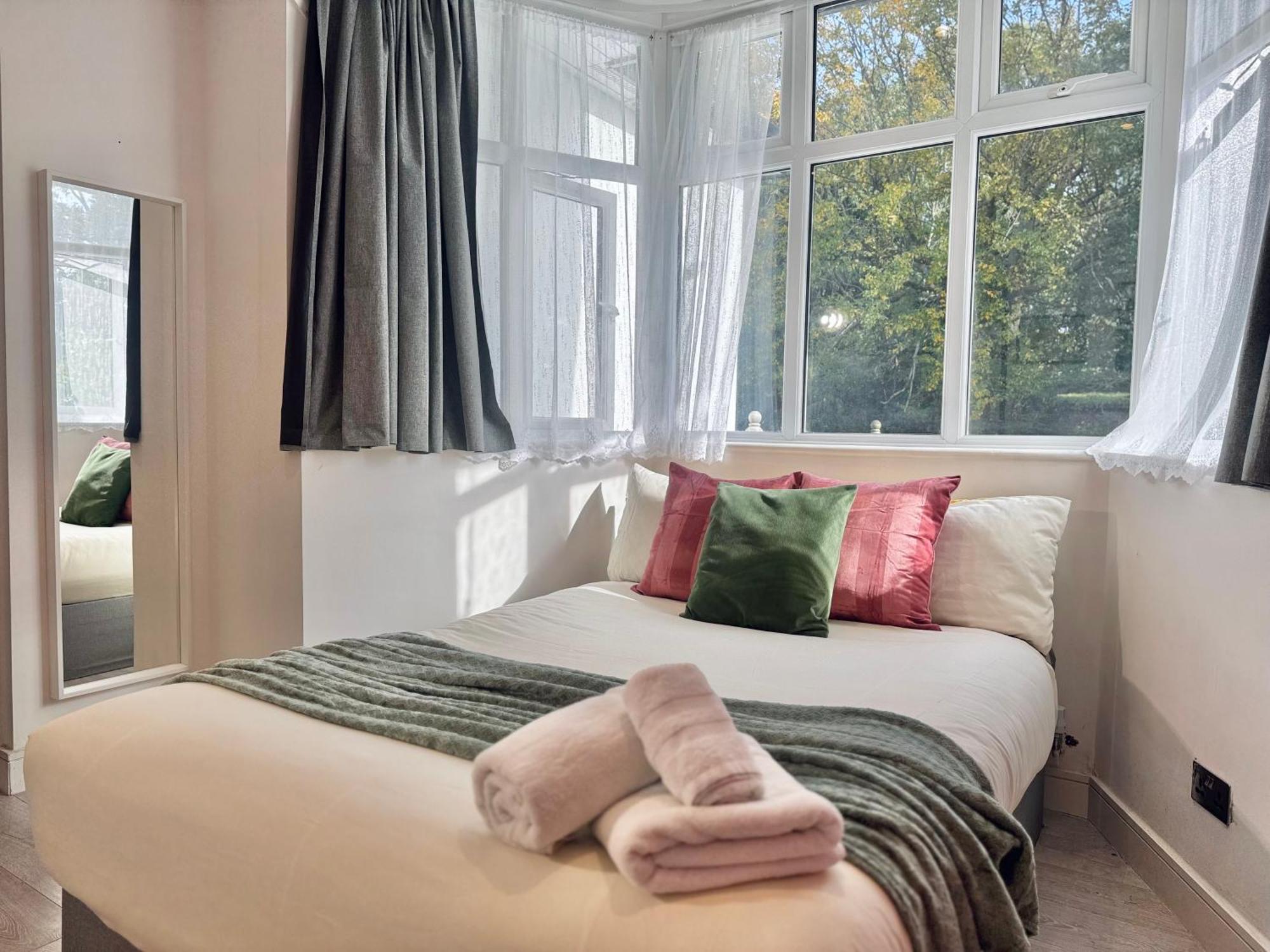 En-Suites With Free Parking 30Min To Central London Ngoại thất bức ảnh